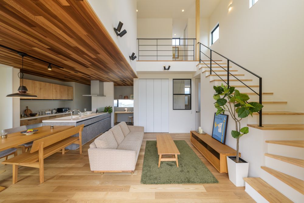 気配がつながる、リビング階段。